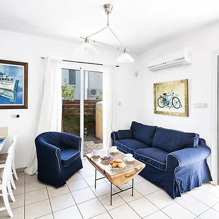 Villa In Sleeps 6 Includes Swimming Pool And Air Con 9 *